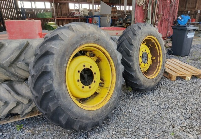 John Deere 13.6x28 eturenkaat vanteilla - Шина для Тракторов: фото 3 John Deere 13.6x28 eturenkaat vanteilla - Шина для Тракторов: фото 3