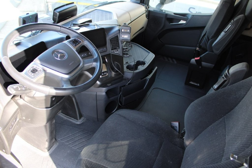 Тентованный грузовик Mercedes-Benz Actros 2542: фото 14 Тентованный грузовик Mercedes-Benz Actros 2542: фото 14