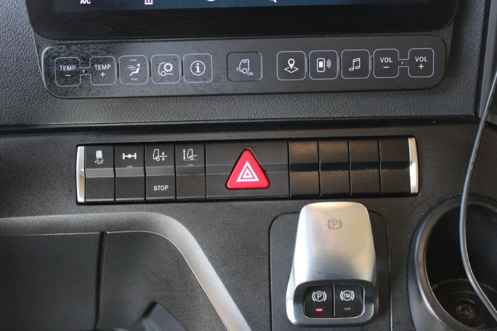 Тентованный грузовик Mercedes-Benz Actros 2542: фото 7 Тентованный грузовик Mercedes-Benz Actros 2542: фото 7