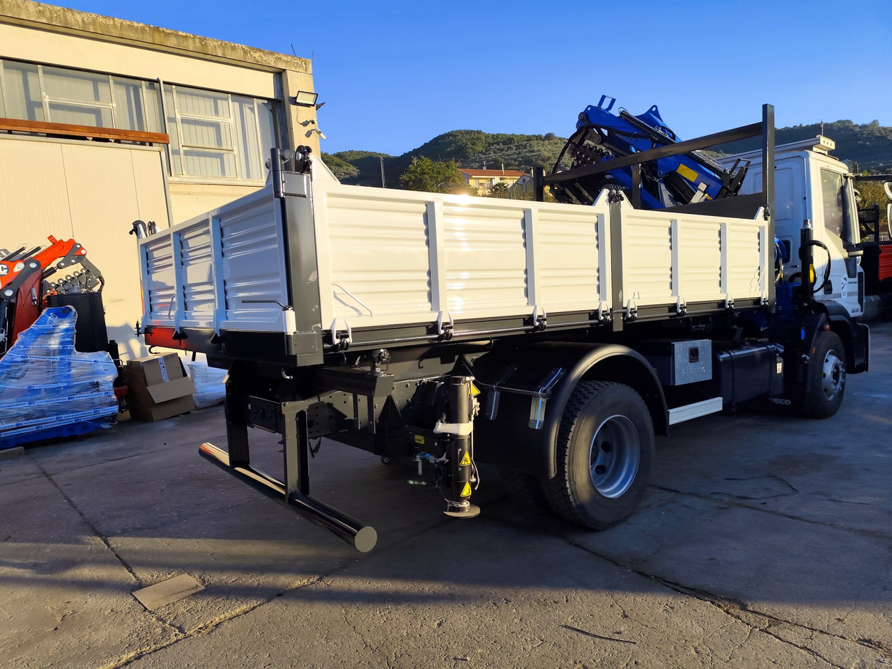 IVECO EUROCARGO 160-250 - Автоманипулятор, Самосвал: фото 2 IVECO EUROCARGO 160-250 - Автоманипулятор, Самосвал: фото 2