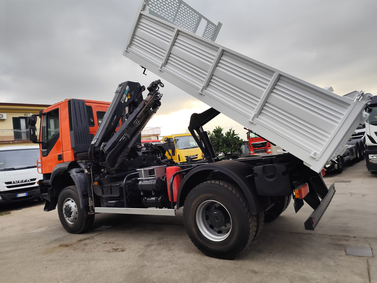IVECO TRAKKER 190T36 - Автоманипулятор, Самосвал: фото 4 IVECO TRAKKER 190T36 - Автоманипулятор, Самосвал: фото 4