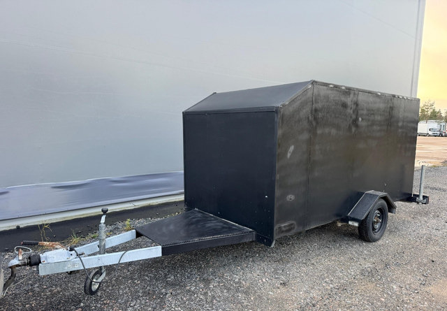 Umpiperäkärry - Прицеп для легкового автомобиля: фото 1 Umpiperäkärry - Прицеп для легкового автомобиля: фото 1