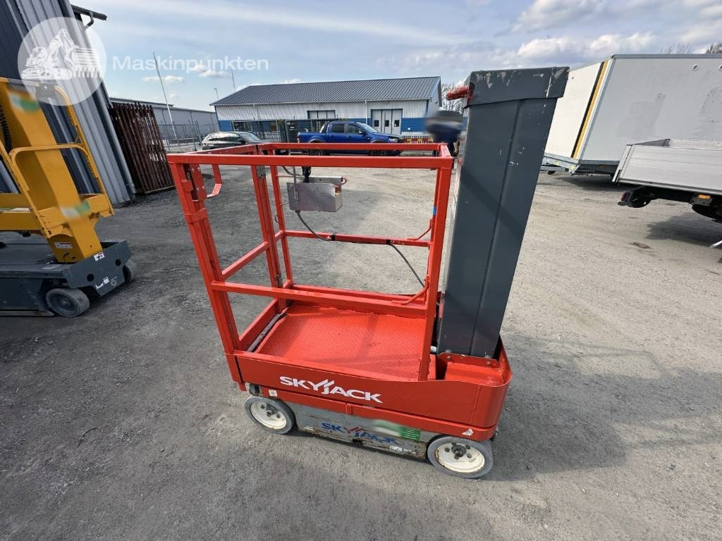 SkyJack SJ 12 - Вертикальный мачтовый подъемник: фото 1 SkyJack SJ 12 - Вертикальный мачтовый подъемник: фото 1