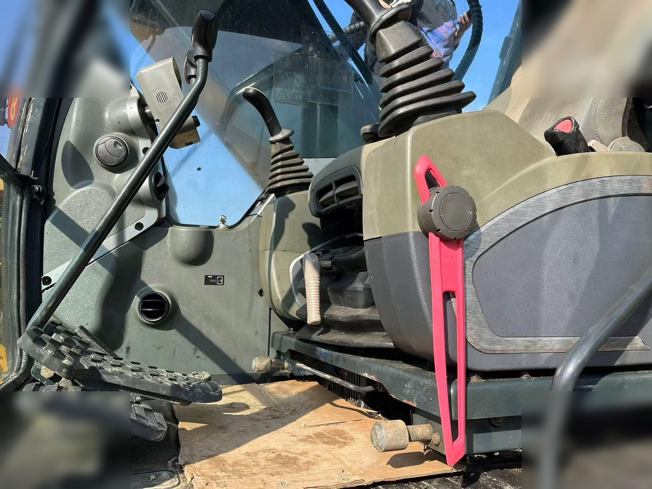 HYUNDAI ROBEX 220 LC-9S - Гусеничный экскаватор: фото 4 HYUNDAI ROBEX 220 LC-9S - Гусеничный экскаватор: фото 4