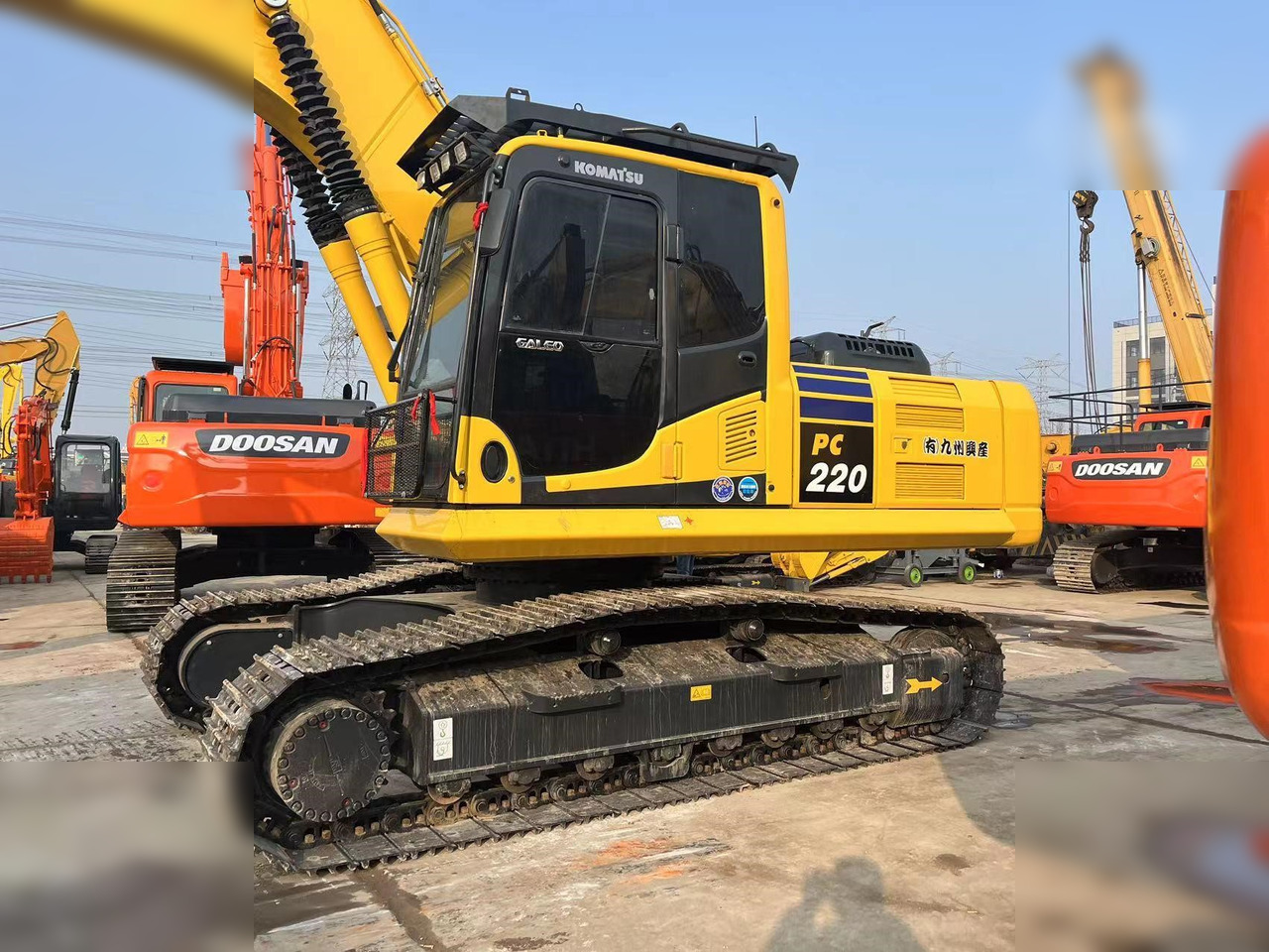 KOMATSU PC220-8M0 - Гусеничный экскаватор: фото 3 KOMATSU PC220-8M0 - Гусеничный экскаватор: фото 3