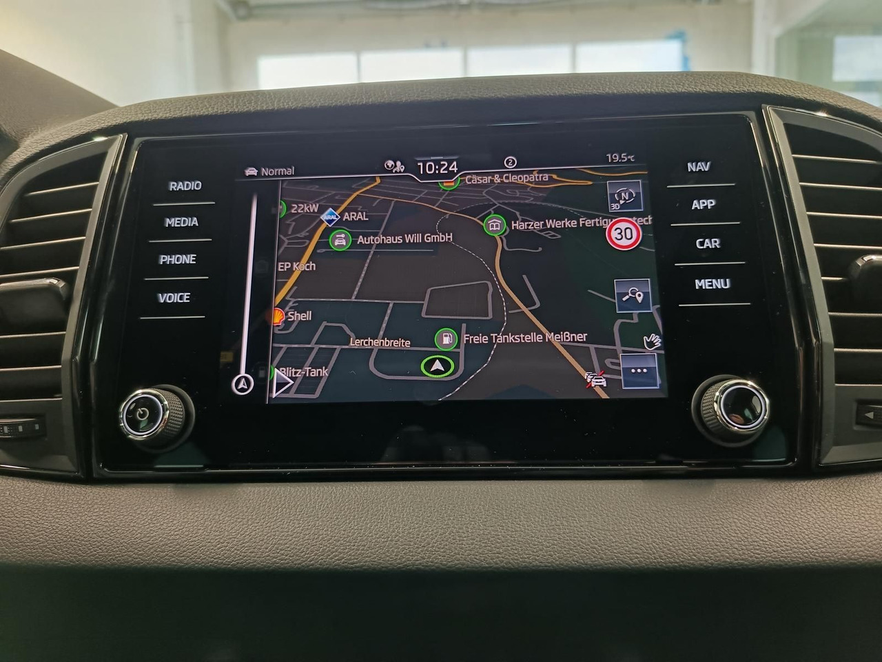 Внедорожник Skoda Karoq Sportline 1,5 TSI DSG*AHK*PSD*STD.HZG*NAVI: фото 11 Внедорожник Skoda Karoq Sportline 1,5 TSI DSG*AHK*PSD*STD.HZG*NAVI: фото 11