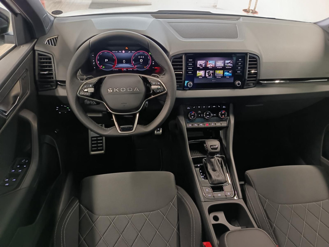 Внедорожник Skoda Karoq Sportline 1,5 TSI DSG*AHK*PSD*STD.HZG*NAVI: фото 7 Внедорожник Skoda Karoq Sportline 1,5 TSI DSG*AHK*PSD*STD.HZG*NAVI: фото 7