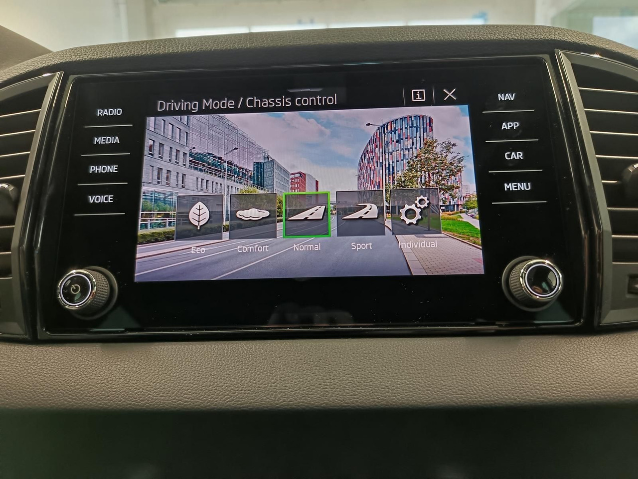 Внедорожник Skoda Karoq Sportline 1,5 TSI DSG*AHK*PSD*STD.HZG*NAVI: фото 14 Внедорожник Skoda Karoq Sportline 1,5 TSI DSG*AHK*PSD*STD.HZG*NAVI: фото 14