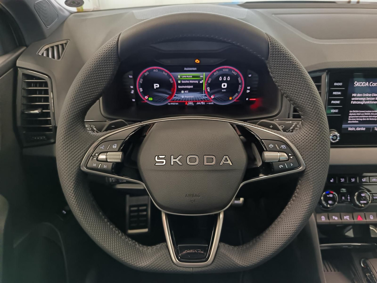 Внедорожник Skoda Karoq Sportline 1,5 TSI DSG*AHK*PSD*STD.HZG*NAVI: фото 8 Внедорожник Skoda Karoq Sportline 1,5 TSI DSG*AHK*PSD*STD.HZG*NAVI: фото 8