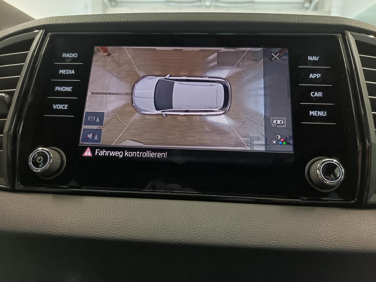 Внедорожник Skoda Karoq Sportline 1,5 TSI DSG*AHK*PSD*STD.HZG*NAVI: фото 15 Внедорожник Skoda Karoq Sportline 1,5 TSI DSG*AHK*PSD*STD.HZG*NAVI: фото 15