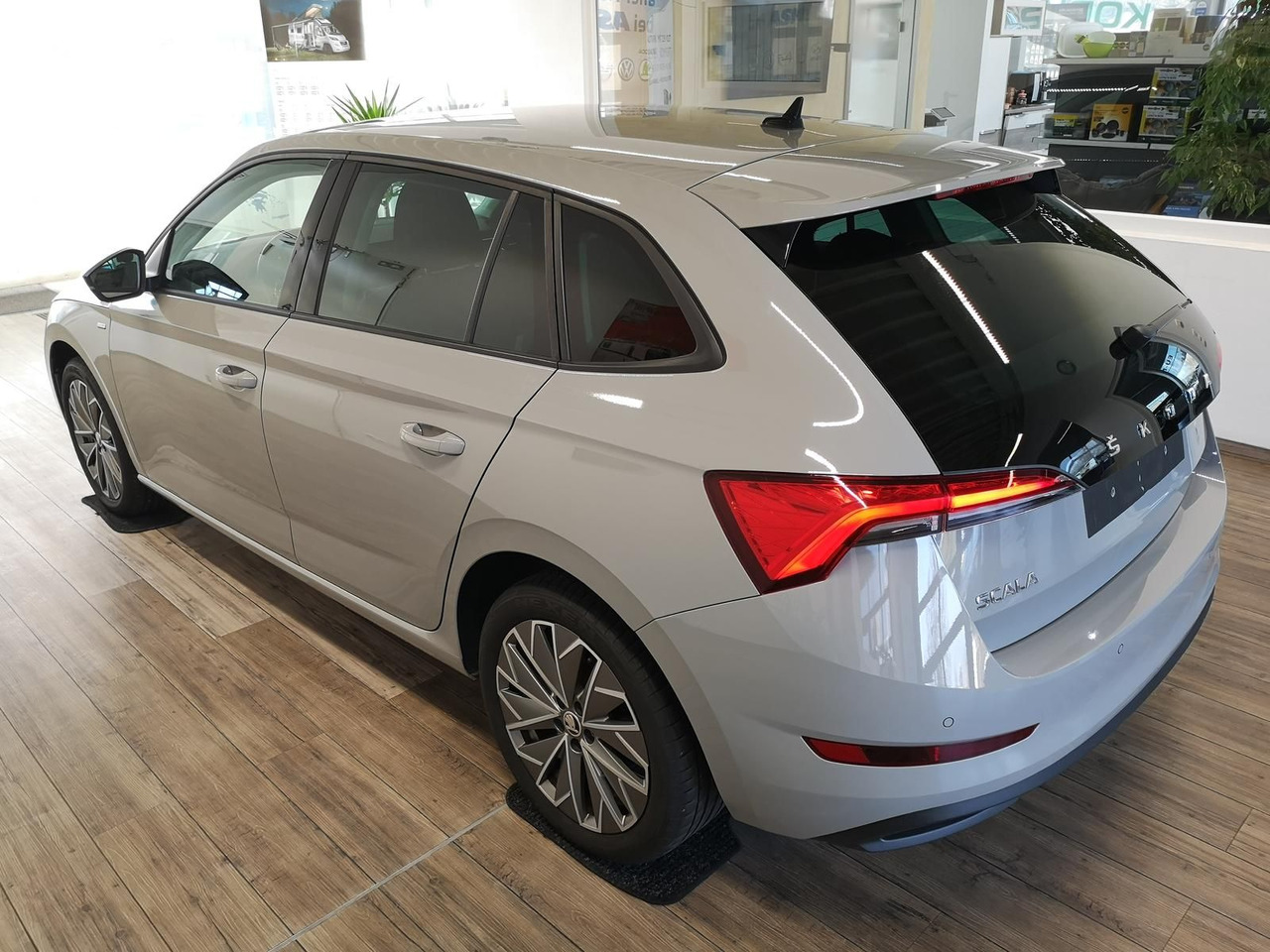 Skoda Scala Ambition 1,0 TSI 81 kW*NAVI*LED*R-KAM*PDC* - Седан: фото 4 Skoda Scala Ambition 1,0 TSI 81 kW*NAVI*LED*R-KAM*PDC* - Седан: фото 4