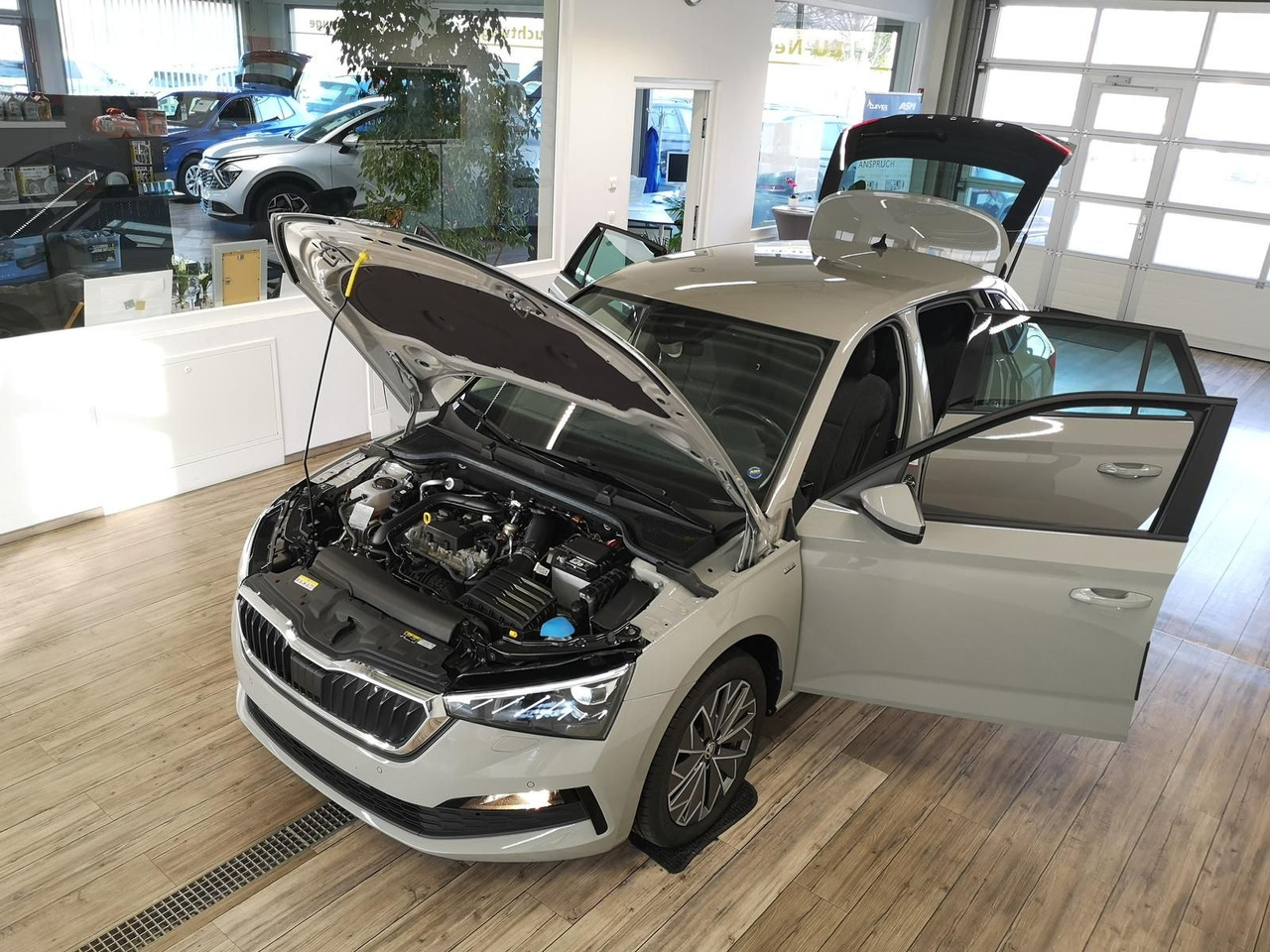 Skoda Scala Ambition 1,0 TSI 81 kW*NAVI*LED*R-KAM*PDC* - Седан: фото 2 Skoda Scala Ambition 1,0 TSI 81 kW*NAVI*LED*R-KAM*PDC* - Седан: фото 2