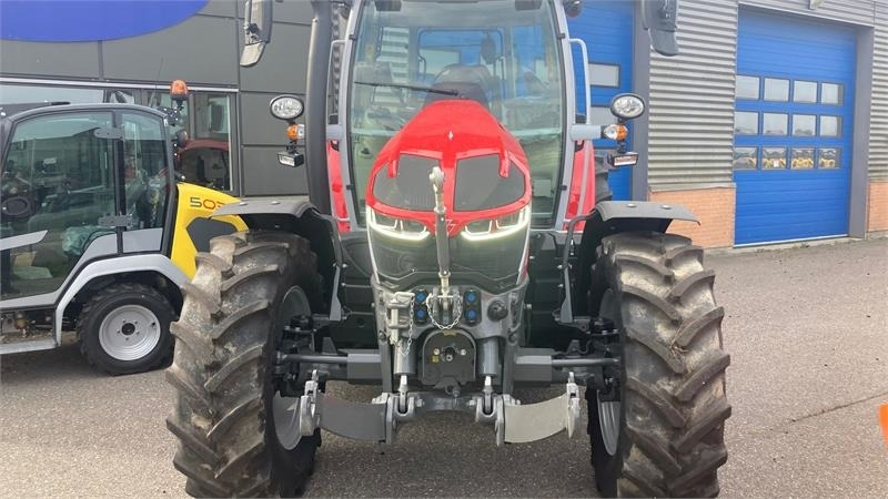 Massey Ferguson 5S.145 Exclusive Dyna-6 Exclusive  - Трактор: фото 2 Massey Ferguson 5S.145 Exclusive Dyna-6 Exclusive  - Трактор: фото 2