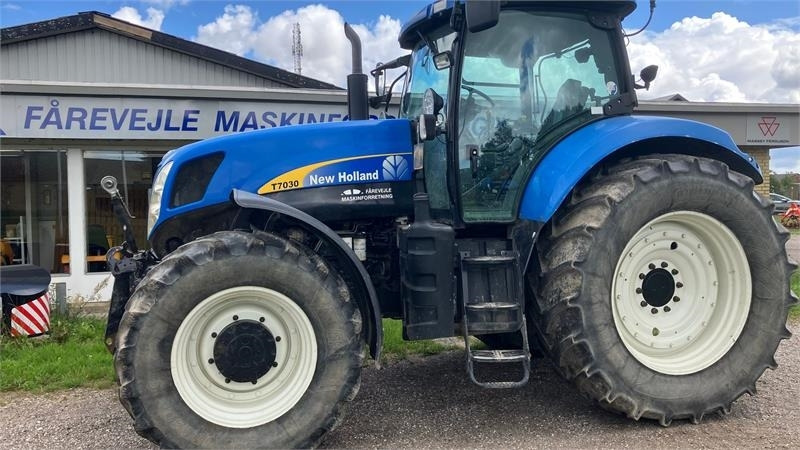 New Holland T7030 - Трактор: фото 1 New Holland T7030 - Трактор: фото 1