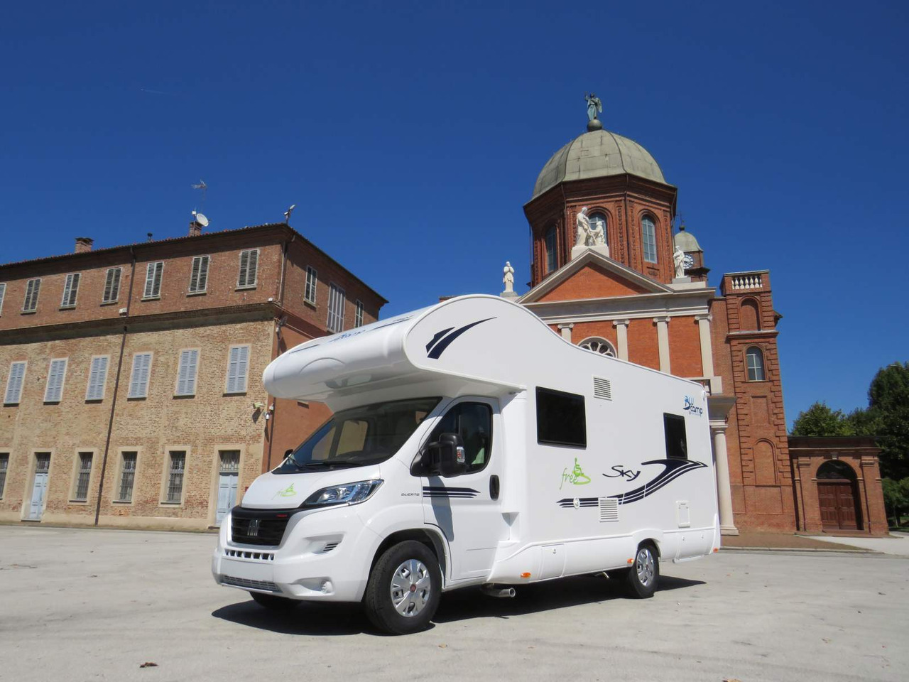 Fiat Ducato RETRACTABLE PLATFORM (300KG CAPACITY) - Альковный автодом: фото 1 Fiat Ducato RETRACTABLE PLATFORM (300KG CAPACITY) - Альковный автодом: фото 1