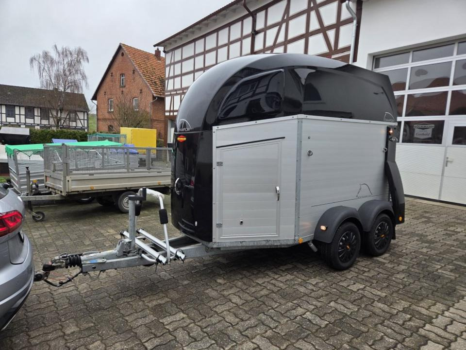 Böckmann Pferdeanhänger Champion R SaKa. WCF-Fahrwerk 100 km/h - Прицеп-коневоз: фото 1 Böckmann Pferdeanhänger Champion R SaKa. WCF-Fahrwerk 100 km/h - Прицеп-коневоз: фото 1