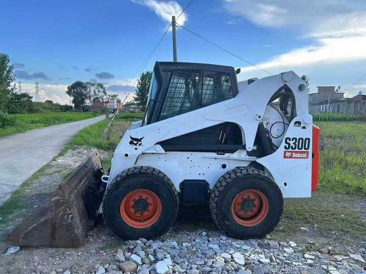 Used Bob Cat Bob Cat S300 Used Mini Skid Steer Wheel Loader Multifunctional Track Loaders Bobcat S300 - Мини-погрузчик с бортовым поворотом: фото 4 Used Bob Cat Bob Cat S300 Used Mini Skid Steer Wheel Loader Multifunctional Track Loaders Bobcat S300 - Мини-погрузчик с бортовым поворотом: фото 4