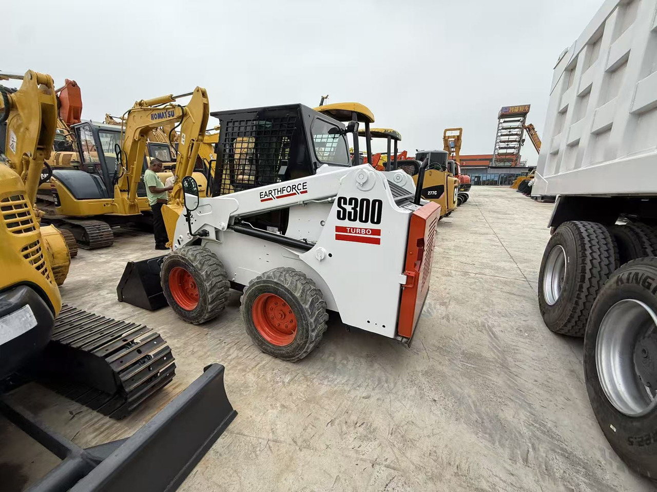 Bobcat s300 - Мини-погрузчик с бортовым поворотом: фото 2 Bobcat s300 - Мини-погрузчик с бортовым поворотом: фото 2