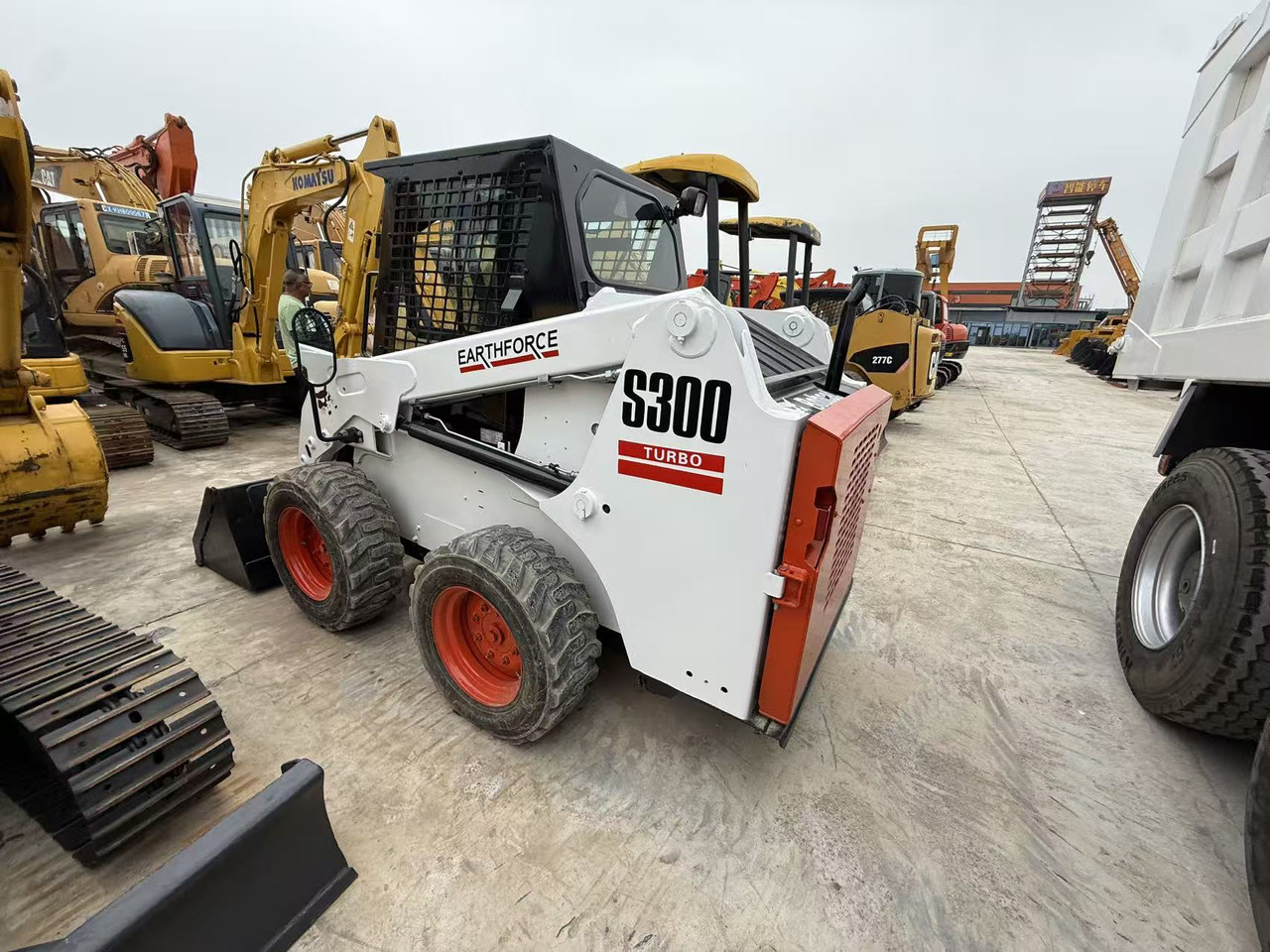 Bobcat s300 - Мини-погрузчик с бортовым поворотом: фото 3 Bobcat s300 - Мини-погрузчик с бортовым поворотом: фото 3
