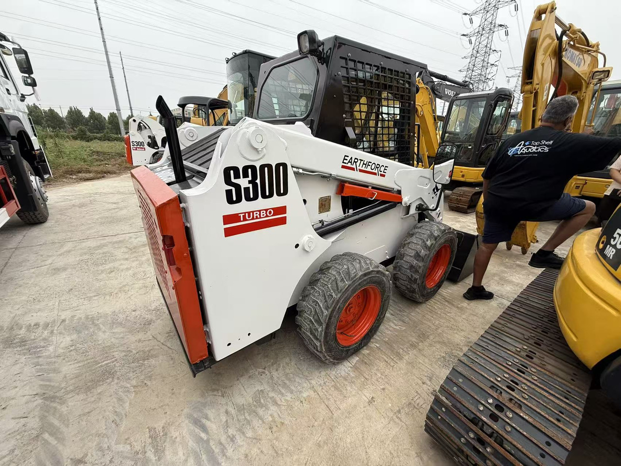 Bobcat s300 - Мини-погрузчик с бортовым поворотом: фото 5 Bobcat s300 - Мини-погрузчик с бортовым поворотом: фото 5