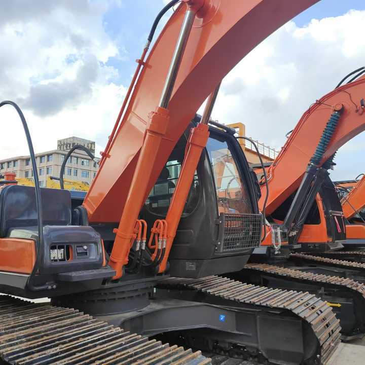 Hitachi Brand Zx210 Crawler Excavator 21tons Digger for Sale Used Hitachi Zx200 210 350 Excavator in Stock on Sale - Экскаватор: фото 5 Hitachi Brand Zx210 Crawler Excavator 21tons Digger for Sale Used Hitachi Zx200 210 350 Excavator in Stock on Sale - Экскаватор: фото 5