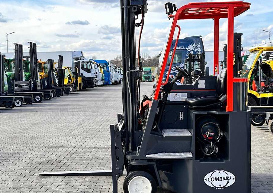 Combilift C3000CB / LPG / TRIPLEX / 5500MM / FREE LIFT / SIDE SHIFT + FORK POSITIONER / LIKE NEW - Четырехсторонний погрузчик: фото 2 Combilift C3000CB / LPG / TRIPLEX / 5500MM / FREE LIFT / SIDE SHIFT + FORK POSITIONER / LIKE NEW - Четырехсторонний погрузчик: фото 2