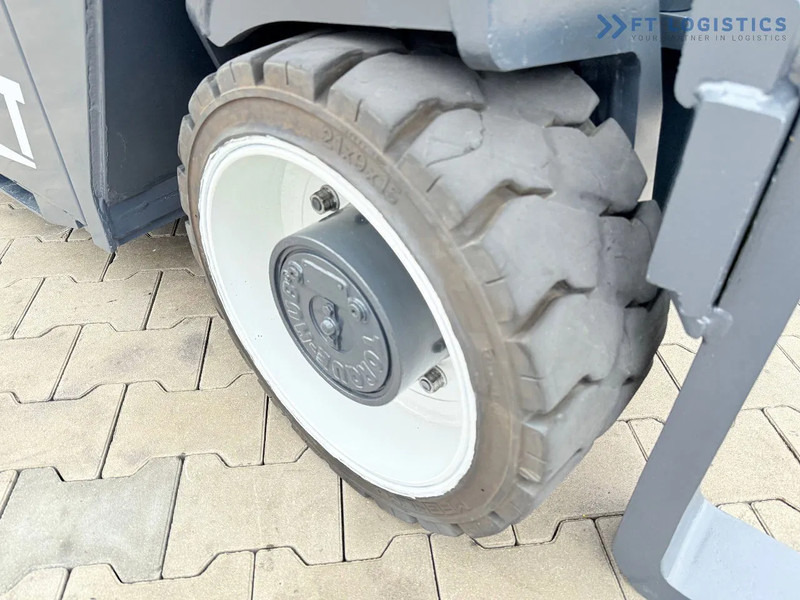 Combilift CBE4000 / TRIPLEX 5200MM / ELECTRIC / FREE LIFT / FORK POSITIONER / SIDE SHIFT / LIKE NEW CBE4000 / TRIPLEX 5200MM / ELECTRIC / - Четырехсторонний погрузчик: фото 5 Combilift CBE4000 / TRIPLEX 5200MM / ELECTRIC / FREE LIFT / FORK POSITIONER / SIDE SHIFT / LIKE NEW CBE4000 / TRIPLEX 5200MM / ELECTRIC / - Четырехсторонний погрузчик: фото 5