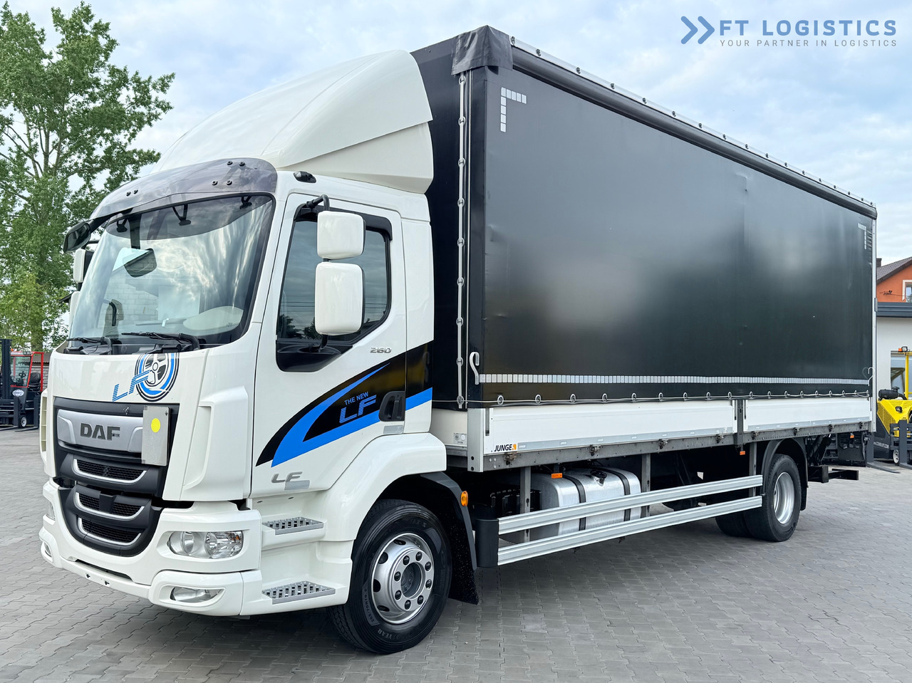 DAF LF 260 FA / AUTOMATIC / 9,255 kg PAYLOAD / 4x2 / 18 PALLETS / TAIL LIFT / SIDE BOARDS / EXCELLENT CONDITION! - Тентованный грузовик: фото 1 DAF LF 260 FA / AUTOMATIC / 9,255 kg PAYLOAD / 4x2 / 18 PALLETS / TAIL LIFT / SIDE BOARDS / EXCELLENT CONDITION! - Тентованный грузовик: фото 1