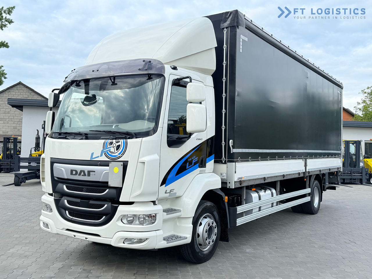 DAF LF 260 FA / AUTOMATIC / 9,255 kg PAYLOAD / 4x2 / 18 PALLETS / TAIL LIFT / SIDE BOARDS / EXCELLENT CONDITION! - Тентованный грузовик: фото 2 DAF LF 260 FA / AUTOMATIC / 9,255 kg PAYLOAD / 4x2 / 18 PALLETS / TAIL LIFT / SIDE BOARDS / EXCELLENT CONDITION! - Тентованный грузовик: фото 2