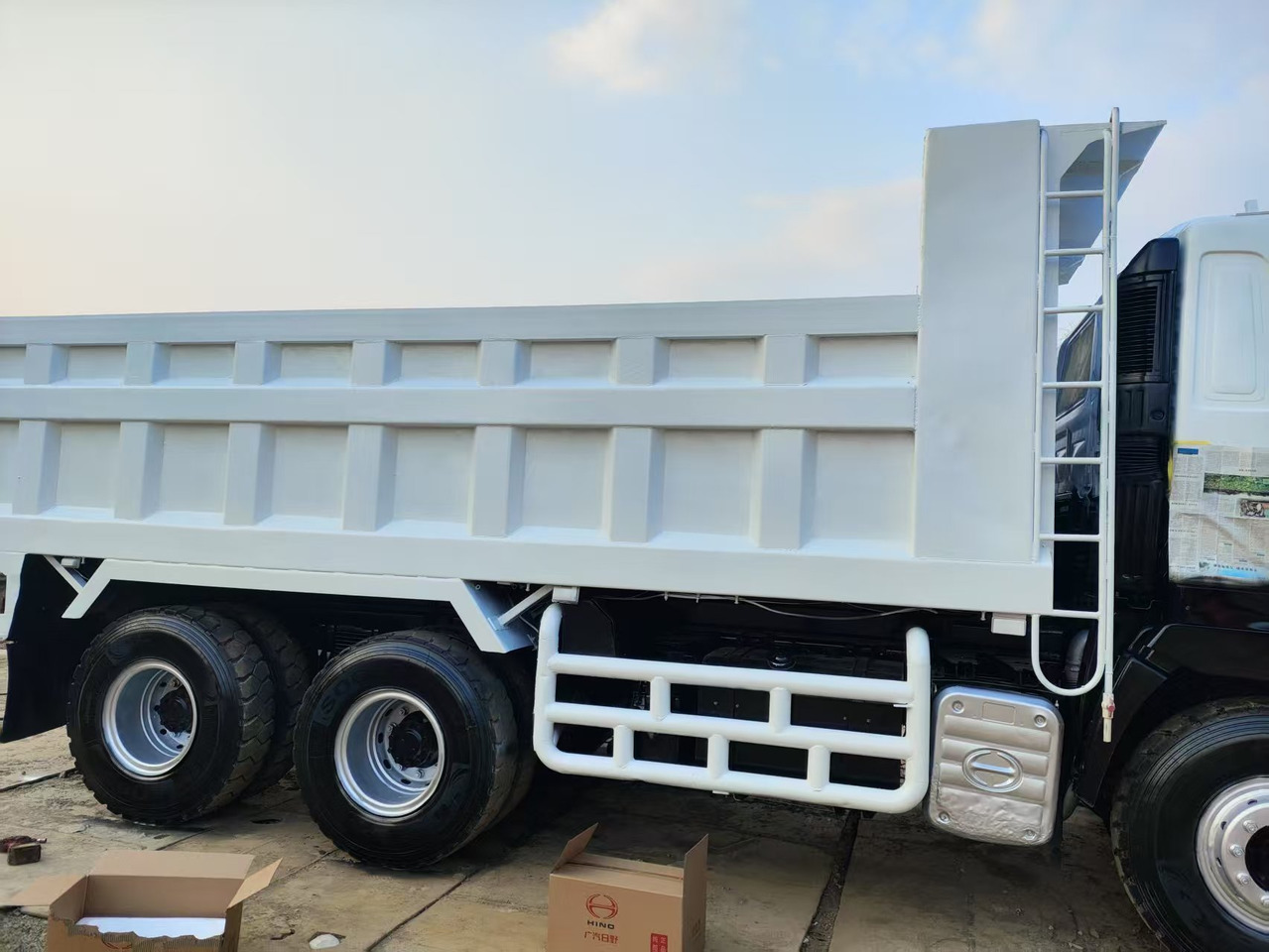 HINO HINO 700 - Самосвал: фото 5 HINO HINO 700 - Самосвал: фото 5