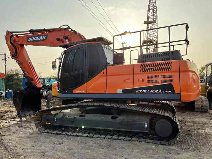 Used Excavator Doosan DX300 Excavators Mini Equipment Earth Moving Machinery Doosan Digger Excavator for Sale - Гусеничный экскаватор: фото 1 Used Excavator Doosan DX300 Excavators Mini Equipment Earth Moving Machinery Doosan Digger Excavator for Sale - Гусеничный экскаватор: фото 1