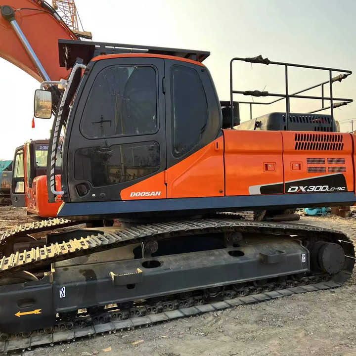 Used Excavator Doosan DX300 Excavators Mini Equipment Earth Moving Machinery Doosan Digger Excavator for Sale - Гусеничный экскаватор: фото 3 Used Excavator Doosan DX300 Excavators Mini Equipment Earth Moving Machinery Doosan Digger Excavator for Sale - Гусеничный экскаватор: фото 3