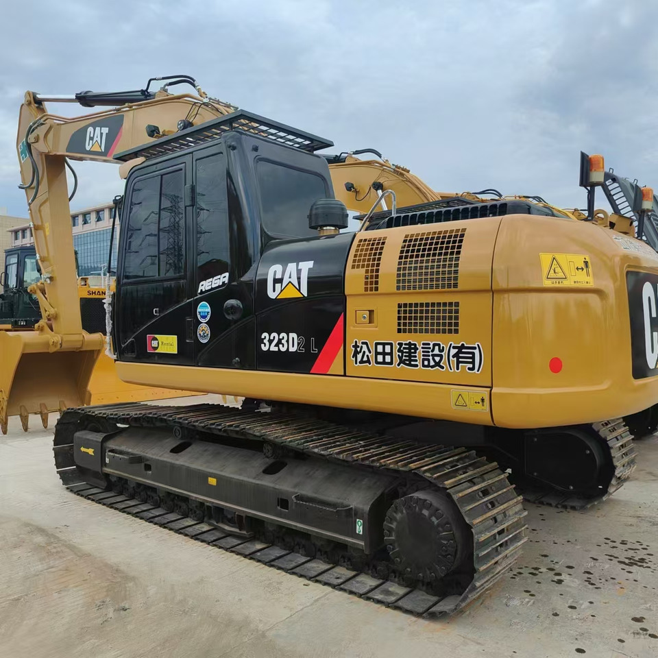 Used high quality excavator CAT 323D2L Made in Japan - Гусеничный экскаватор: фото 2 Used high quality excavator CAT 323D2L Made in Japan - Гусеничный экскаватор: фото 2