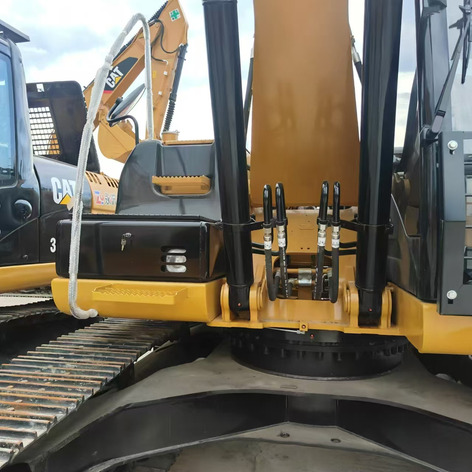 Used high quality excavator CAT 323D2L Made in Japan - Гусеничный экскаватор: фото 3 Used high quality excavator CAT 323D2L Made in Japan - Гусеничный экскаватор: фото 3