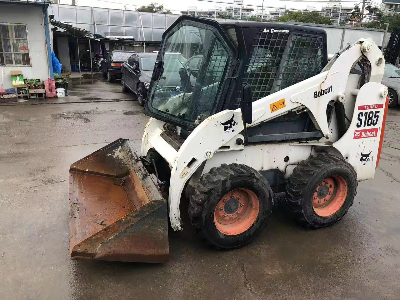 BOBCAT S185 - Мини-погрузчик с бортовым поворотом: фото 1 BOBCAT S185 - Мини-погрузчик с бортовым поворотом: фото 1