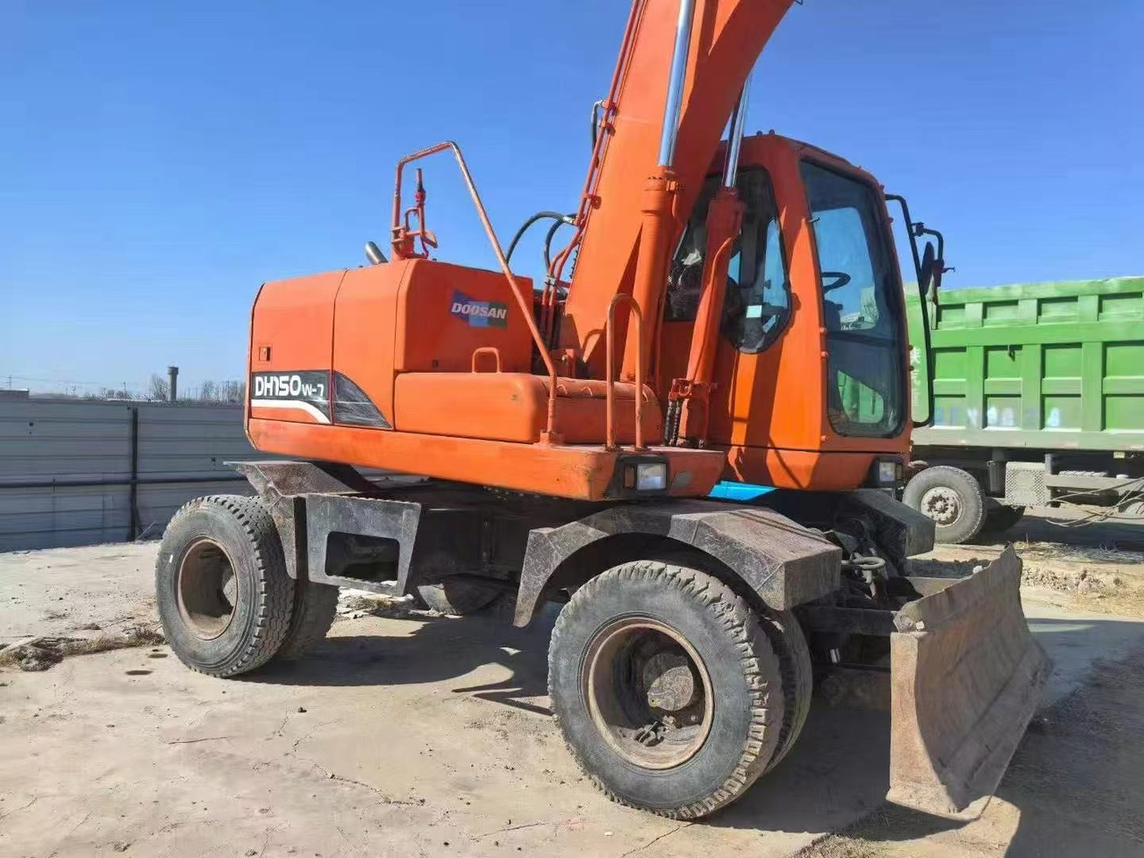 DOOSAN DH150W-7 - Колёсный экскаватор: фото 1 DOOSAN DH150W-7 - Колёсный экскаватор: фото 1
