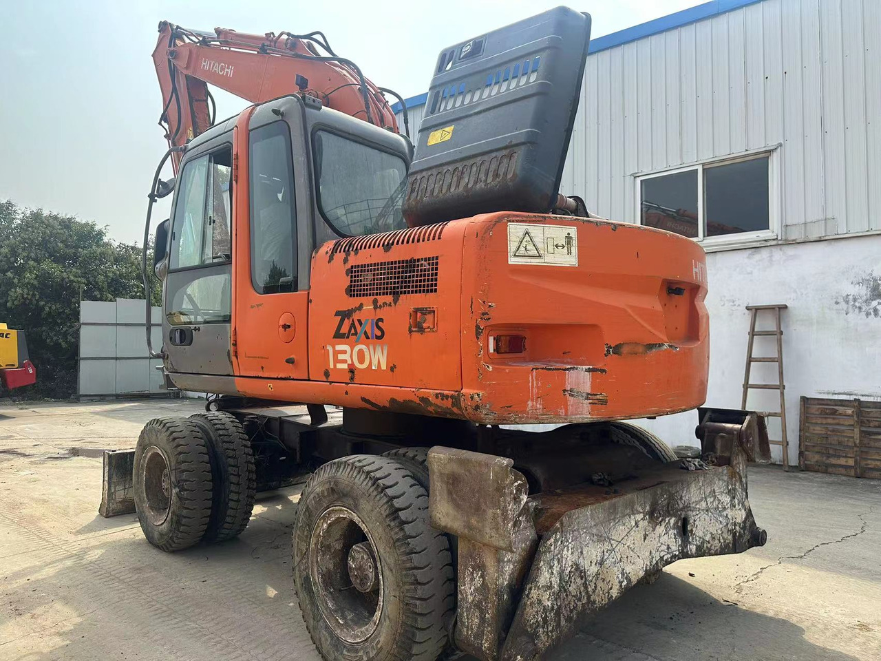 HITACHI ZX130 - Колёсный экскаватор: фото 3 HITACHI ZX130 - Колёсный экскаватор: фото 3
