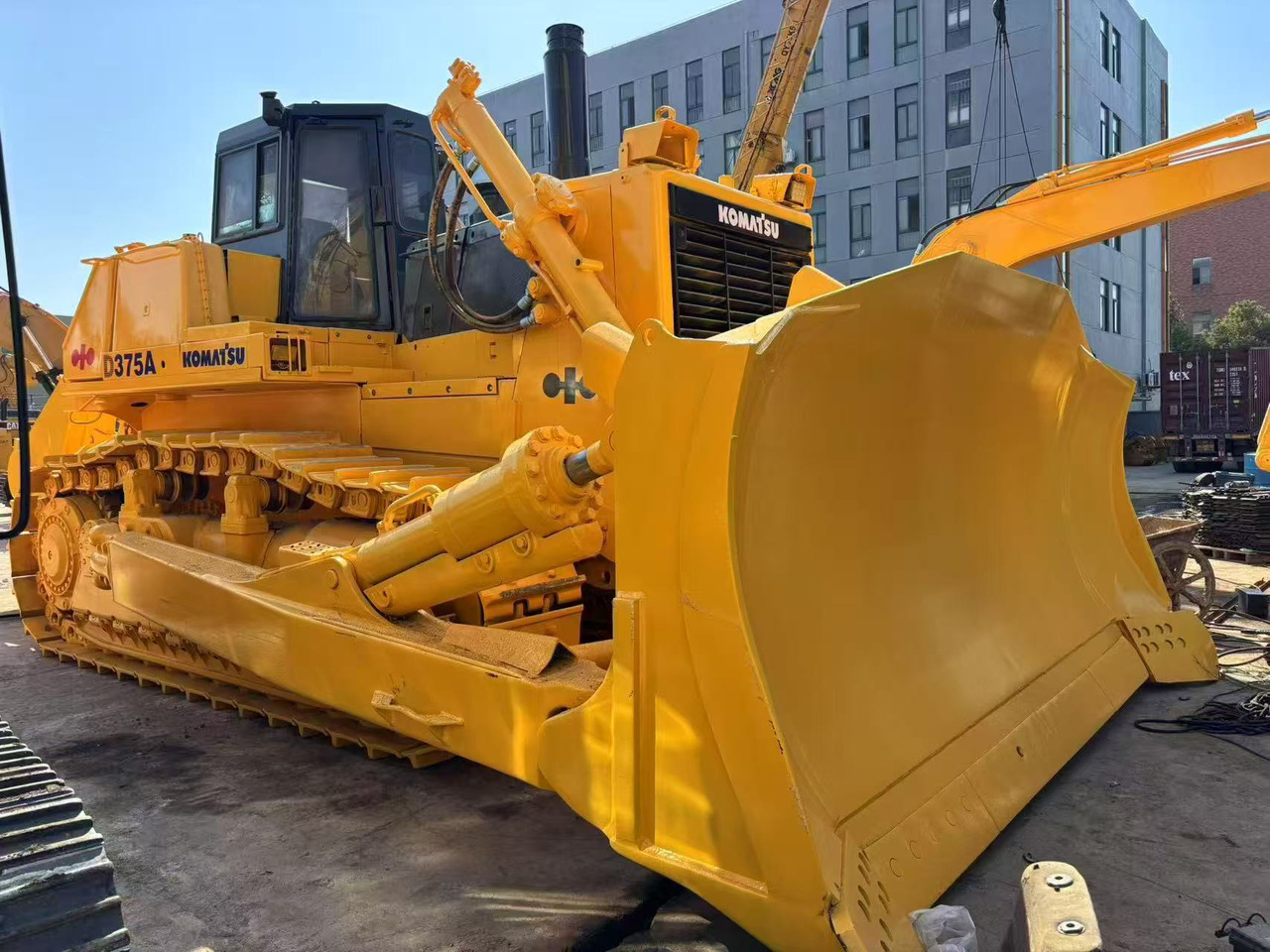 KOMATSU D375 - Бульдозер: фото 1 KOMATSU D375 - Бульдозер: фото 1