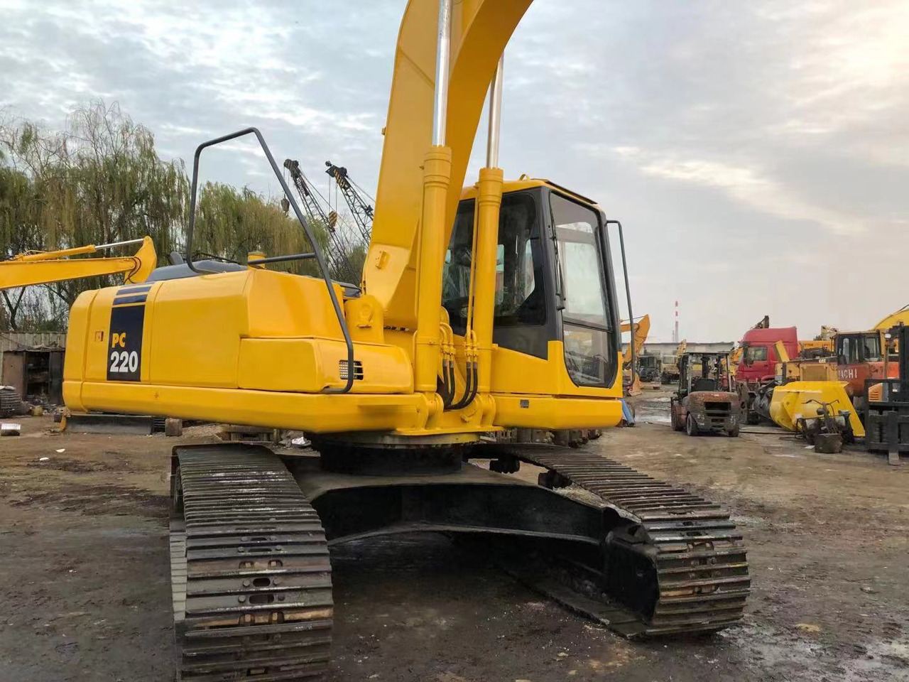 KOMATSU PC220-7 - Гусеничный экскаватор: фото 4 KOMATSU PC220-7 - Гусеничный экскаватор: фото 4
