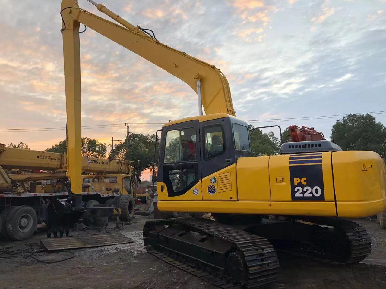 KOMATSU PC220-7 - Гусеничный экскаватор: фото 1 KOMATSU PC220-7 - Гусеничный экскаватор: фото 1