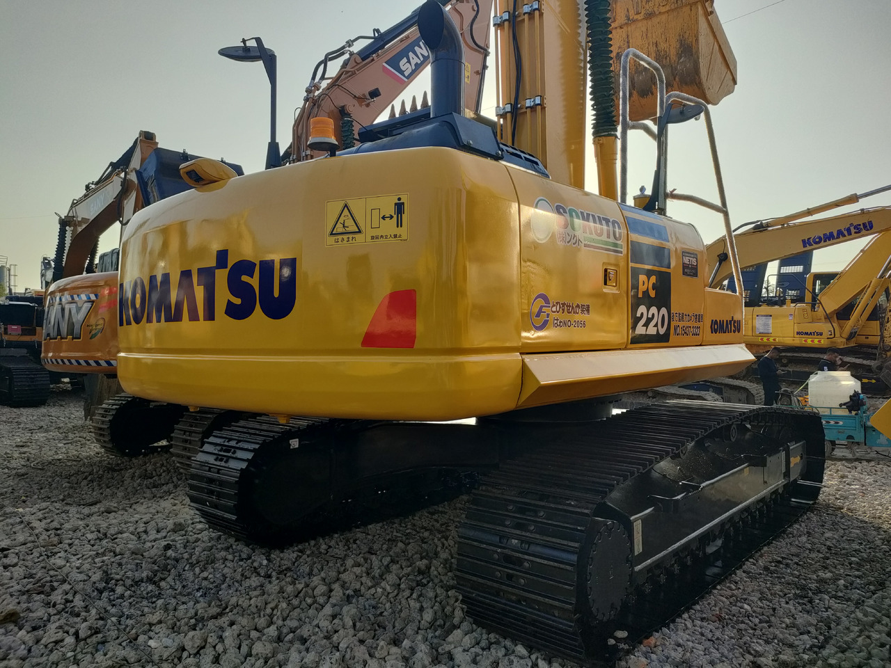 KOMATSU PC220-8 - Гусеничный экскаватор: фото 2 KOMATSU PC220-8 - Гусеничный экскаватор: фото 2