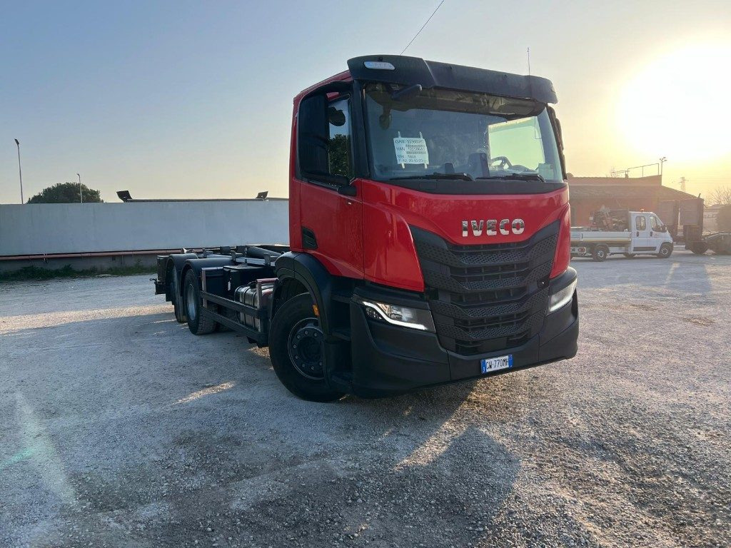 IVECO X-WAY AD260 NUOVO TARGATO SCARRABILE - Крюковой мультилифт: фото 2 IVECO X-WAY AD260 NUOVO TARGATO SCARRABILE - Крюковой мультилифт: фото 2