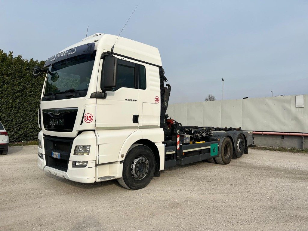 MAN TGX 26.480 SCARRABILE CON GRU DIETRO CABINA - Крюковой мультилифт: фото 1 MAN TGX 26.480 SCARRABILE CON GRU DIETRO CABINA - Крюковой мультилифт: фото 1