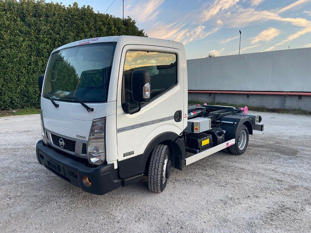 NISSAN NT400 SCARRABILE PATENTE B - Крюковой мультилифт: фото 1 NISSAN NT400 SCARRABILE PATENTE B - Крюковой мультилифт: фото 1
