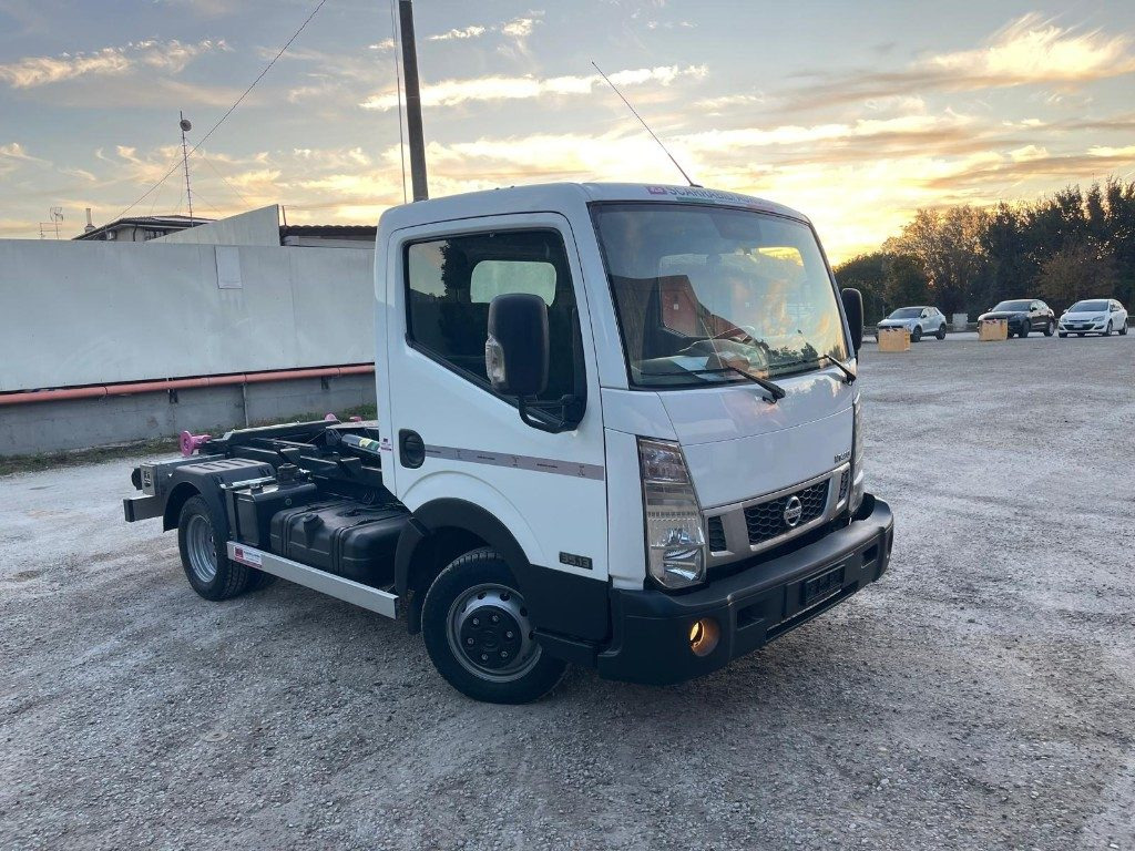 NISSAN NT400 SCARRABILE PATENTE B - Крюковой мультилифт: фото 3 NISSAN NT400 SCARRABILE PATENTE B - Крюковой мультилифт: фото 3