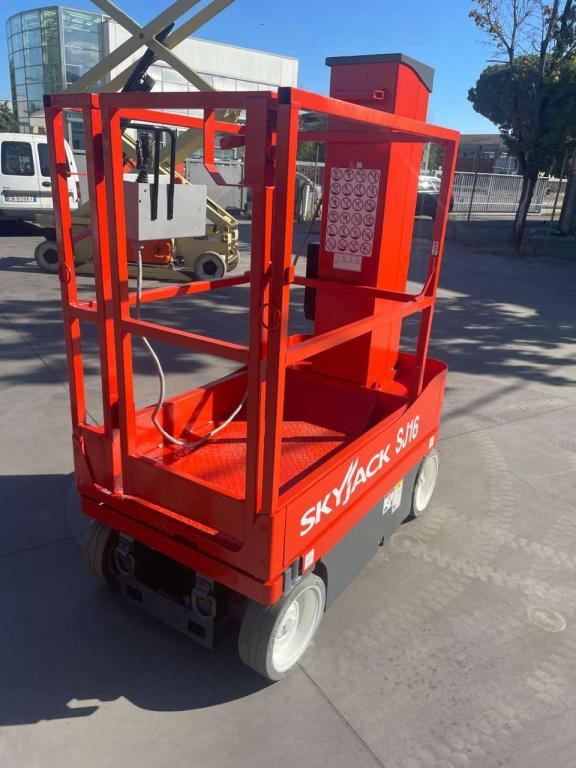SkyJack SJ-16 - Вертикальный мачтовый подъемник: фото 3 SkyJack SJ-16 - Вертикальный мачтовый подъемник: фото 3