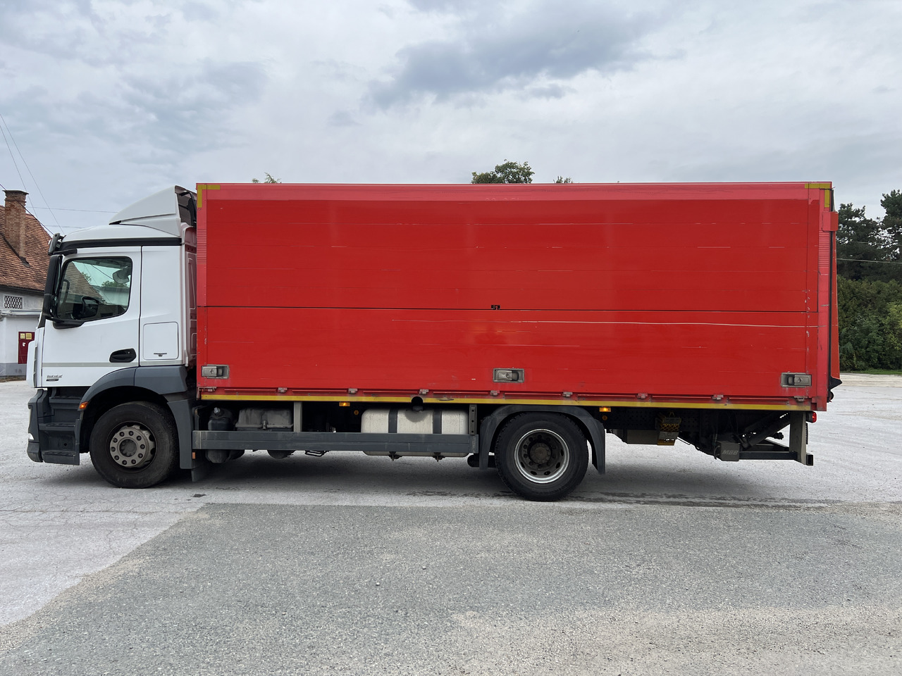 MERCEDES-BENZ ANTOS 1832 Getränkw. LBW | Klima | EURO 6 - Грузовик для перевозки напитков: фото 3 MERCEDES-BENZ ANTOS 1832 Getränkw. LBW | Klima | EURO 6 - Грузовик для перевозки напитков: фото 3