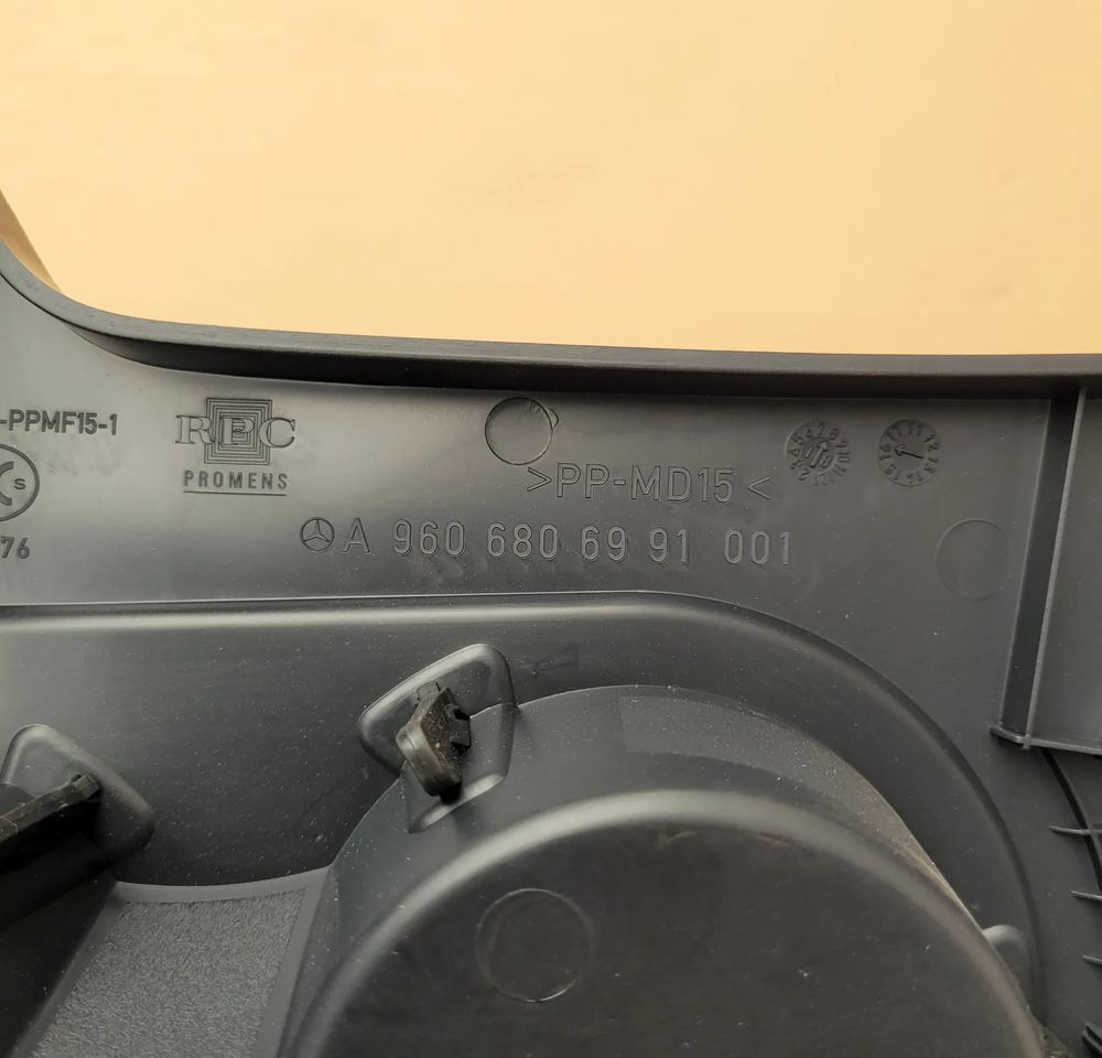 KONSOLA SCHOWRK MERCEDES ACTROS MP4 MP5 NOWY ORYGINAŁ A9606806991/001 CHWALIM116 - Приборная панель для Грузовиков: фото 3 KONSOLA SCHOWRK MERCEDES ACTROS MP4 MP5 NOWY ORYGINAŁ A9606806991/001 CHWALIM116 - Приборная панель для Грузовиков: фото 3