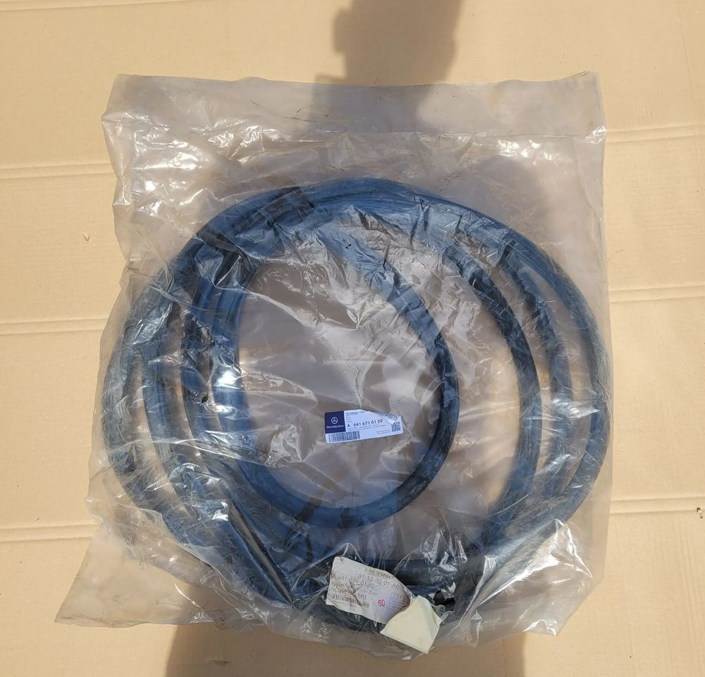 USZCZELKA SZYBY MERCEDES ACTROS MP3 NOWY ORYGINAŁ A9416710120 CHWALIM116 - Стекло и запчасти для Грузовиков: фото 1 USZCZELKA SZYBY MERCEDES ACTROS MP3 NOWY ORYGINAŁ A9416710120 CHWALIM116 - Стекло и запчасти для Грузовиков: фото 1