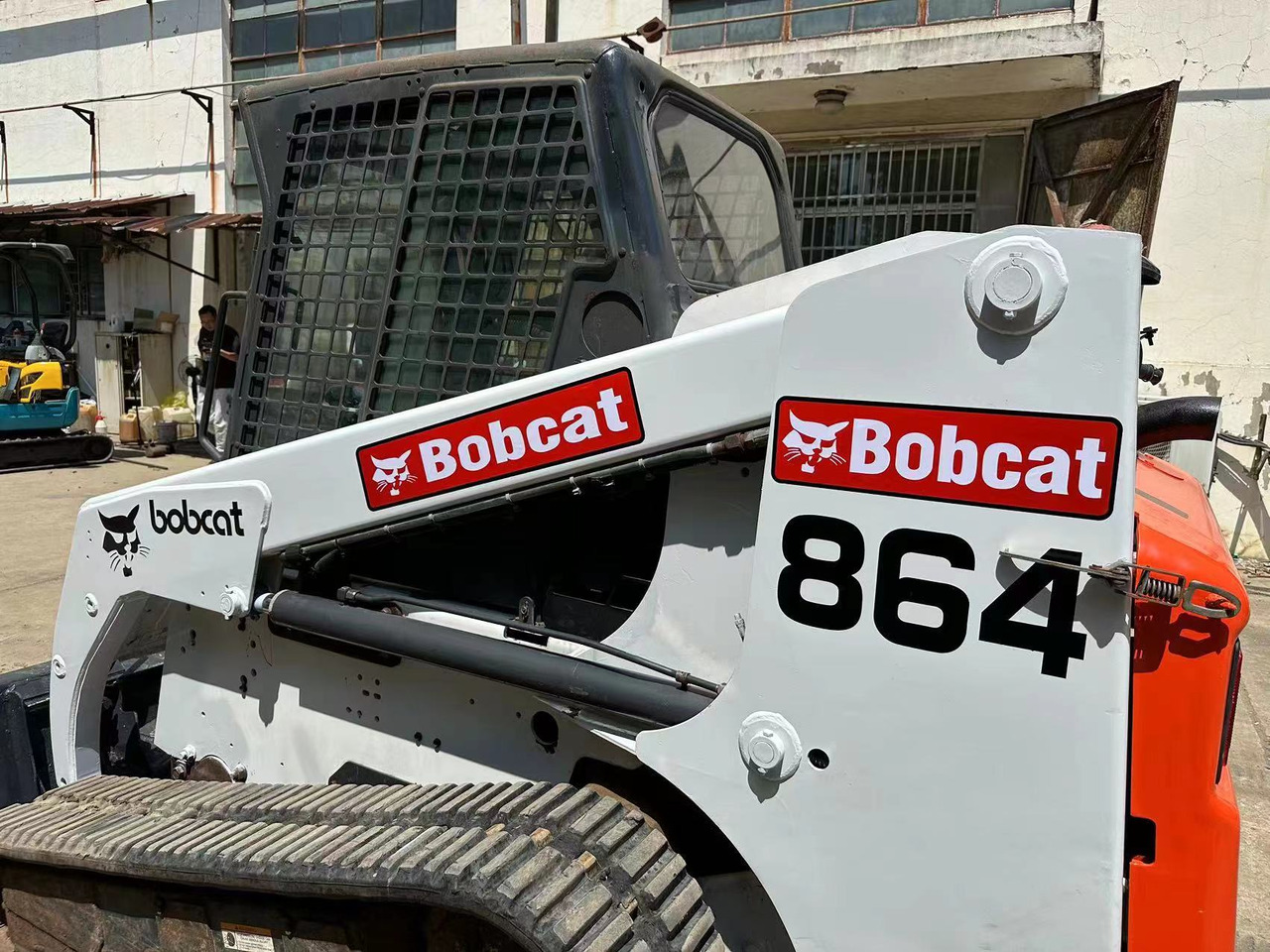 BOBCAT 864 - Мини-погрузчик с бортовым поворотом: фото 4 BOBCAT 864 - Мини-погрузчик с бортовым поворотом: фото 4